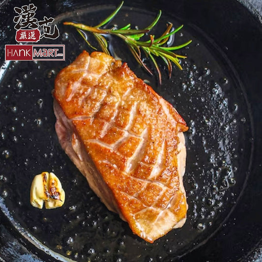 香煎櫻桃鴨胸切片，外皮金黃酥脆、肉質粉嫩